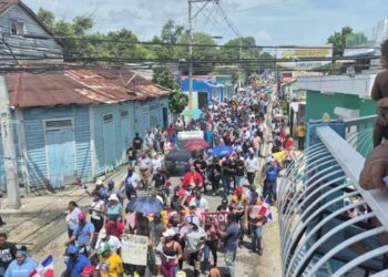 Miles marchan en Barahona para defender el Bahoruco Oriental