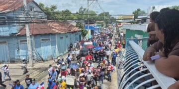 Miles marchan en Barahona para defender el Bahoruco Oriental