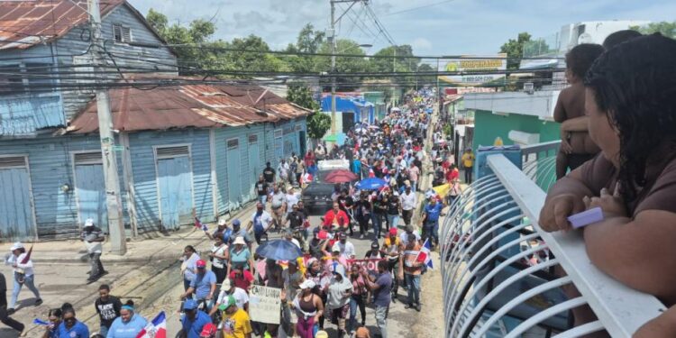Miles marchan en Barahona para defender el Bahoruco Oriental