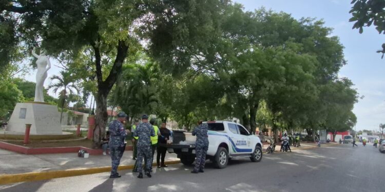 Fuerte presencia policial y militar antecede marcha