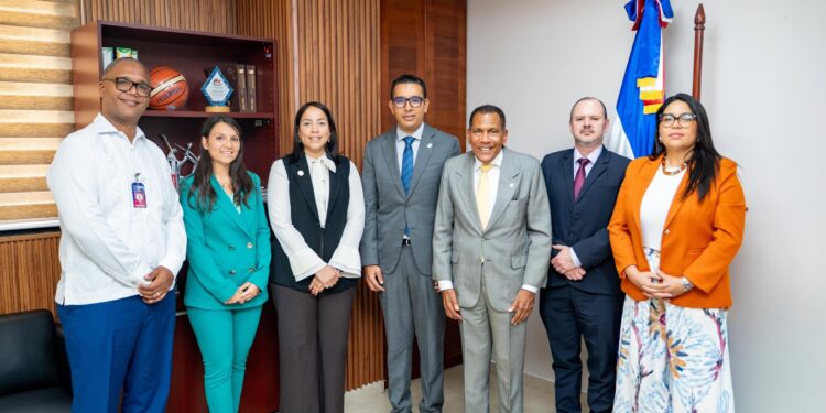Senadores explora alianza con World Vision