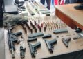 Ocupan fusil M-16 y armas en allanamientos en Barahona