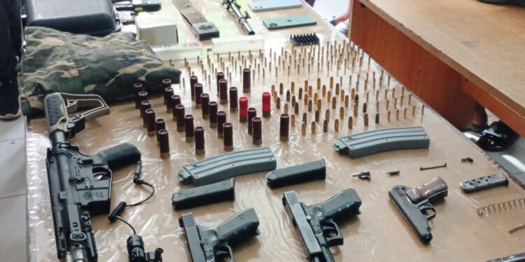 Ocupan fusil M-16 y armas en allanamientos en Barahona