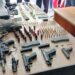 Ocupan fusil M-16 y armas en allanamientos en Barahona