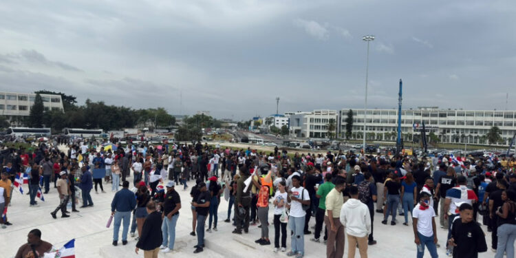 Ciudadanos protestan en Plaza de la Bandera