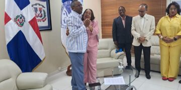Manuel Antonio entrega a Ana Lucía gestión UASD Barahona