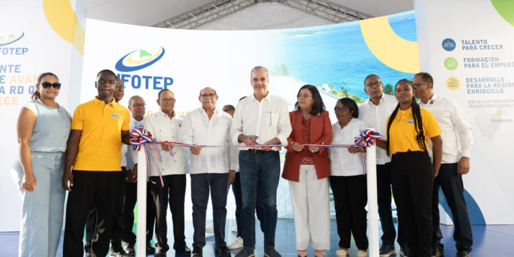 Abinader inaugura Escuela Técnico Profesional Guarocuya en Barahona