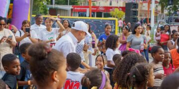 Alcalde entrega kits escolares a niños ante inicio de clases