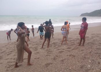 Defensa Civil retira bañistas de playa San Rafael por fuerte oleaje