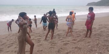 Defensa Civil retira bañistas de playa San Rafael por fuerte oleaje