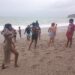 Defensa Civil retira bañistas de playa San Rafael por fuerte oleaje