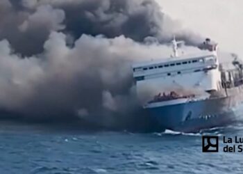 Incendio de ferry en Indonesia deja al menos cinco muertos