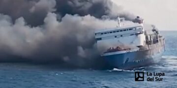Incendio de ferry en Indonesia deja al menos cinco muertos