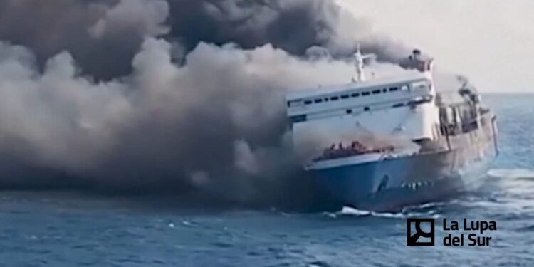 Incendio de ferry en Indonesia deja al menos cinco muertos