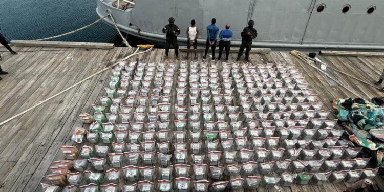 Incautan 1.3 toneladas de cocaína en Baní