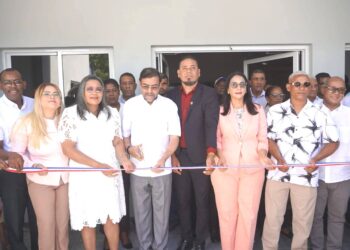 Gobierno inaugura funeraria en Los Toro