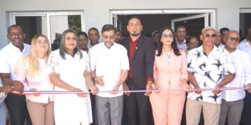 Gobierno inaugura funeraria en Los Toro