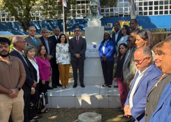 Autoridades uasdianas rinden homenaje a Amín Abel Hasbún