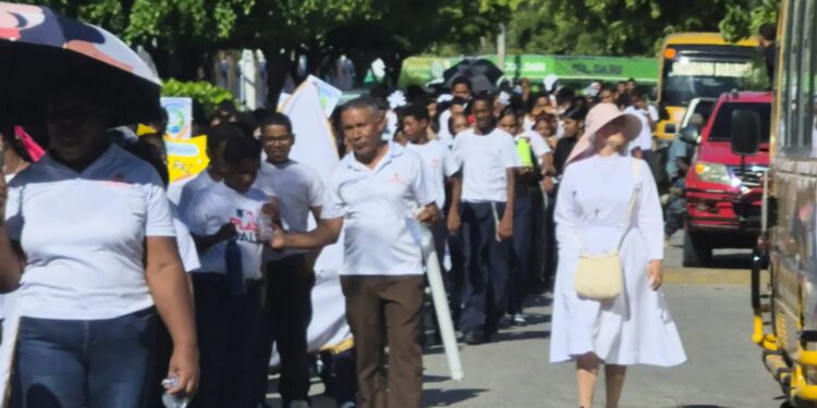 Cerca de 500 estudiantes de las escuelas salesianas de Barahona marcharon por la paz con el lema “La paz comienza contigo”.
