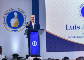 Abinader asume presidencia del PRM y llama a unidad