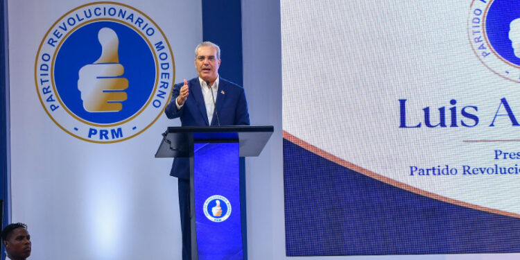 Abinader asume presidencia del PRM y llama a unidad
