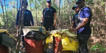 Policía desmantela laboratorio de alcohol adulterado en Azua