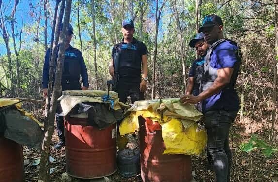 Policía desmantela laboratorio de alcohol adulterado en Azua