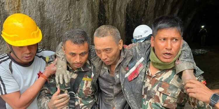 Rescatan vivos chino y mujer tras 11 días de riadas en Nepal