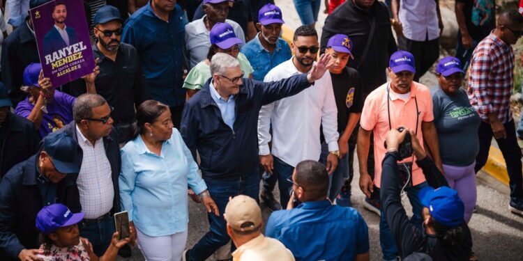 Gonzalo Castillo recorriendo localidades del sur