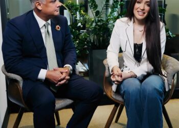Karen Yapoort junto a su abogado Alberto Fiallo