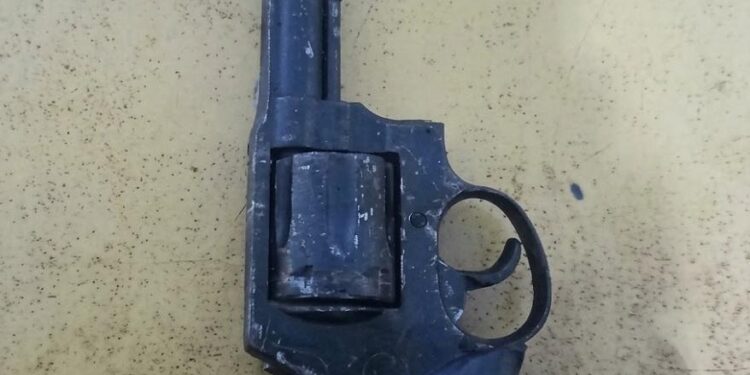 Una de las armas de fuego que ocuparon agentes de Policía Nacional