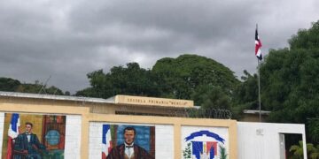 Hombre irrumpe en escuela de Paraíso y desata pánico