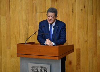 Presidente de la Fuerza del Pueblo Leonel Fernández en la conferencia en la UNAM, México
