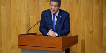 Presidente de la Fuerza del Pueblo Leonel Fernández en la conferencia en la UNAM, México