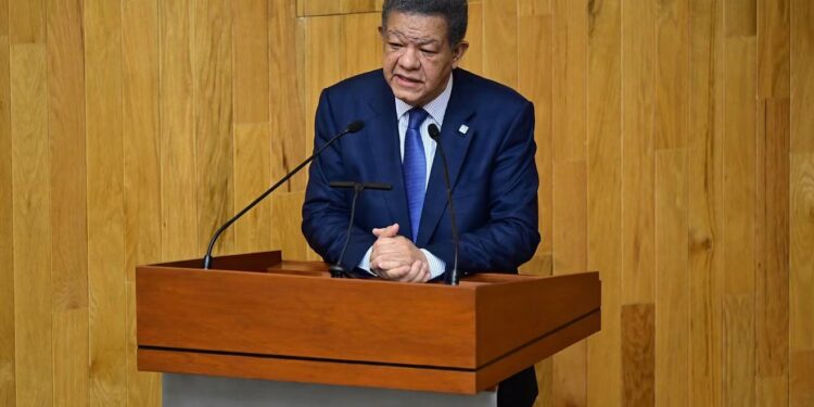 Presidente de la Fuerza del Pueblo Leonel Fernández en la conferencia en la UNAM, México