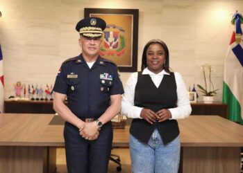 Diputada de Elías Piña, Millys Martínez y director de la Policía Nacional Ernesto Rafael Rodríguez García/ Fuente Externa