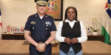 Diputada de Elías Piña, Millys Martínez y director de la Policía Nacional Ernesto Rafael Rodríguez García/ Fuente Externa