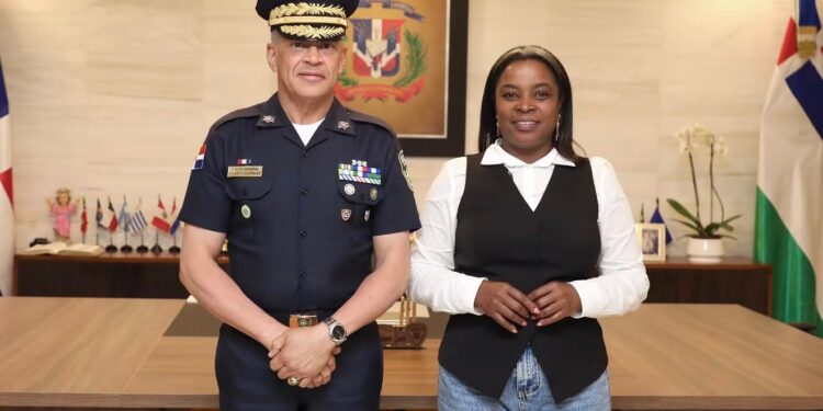 Diputada de Elías Piña, Millys Martínez y director de la Policía Nacional Ernesto Rafael Rodríguez García/ Fuente Externa