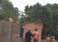 Caída de árbol afecta dos casas en Barahona