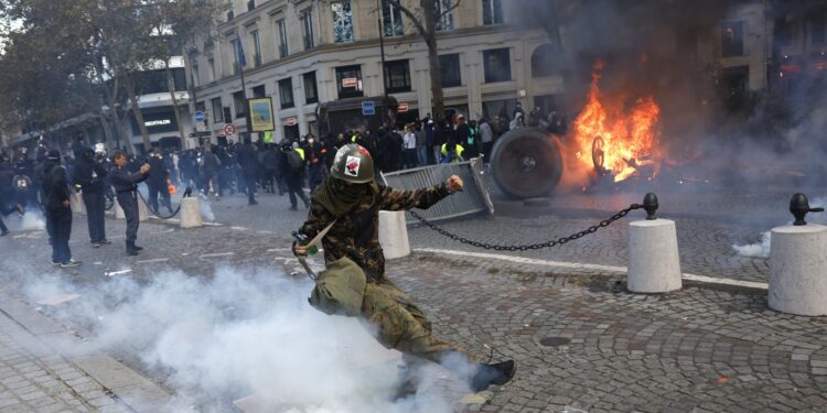 Francia: 2,000 detenidos por disturbios y saqueos