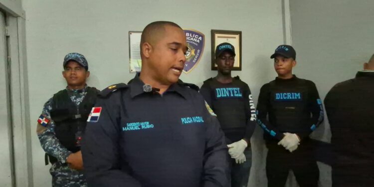 Policía ocupa armas y RD$636,000 en allanamientos en Barahona