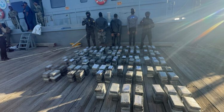 Paquetes de presunta cocaína ocupados por la DNCD en una embarcación en las costas de Baní, provincia Peravia.