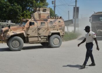 Tropas salvadoreñas desplegadas en Haití para buscar a cuatro militares presuntamente capturados.