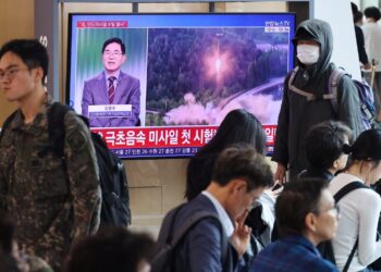 Kim Jong Un exhibe misil capaz de alcanzar Estados Unidos