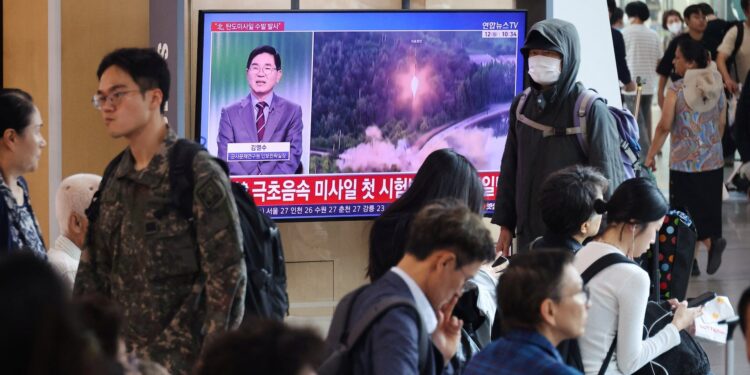 Kim Jong Un exhibe misil capaz de alcanzar Estados Unidos