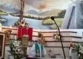 Sacerdote muere al caerle una cruz durante una misa en Ecuador