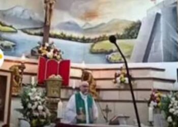 Sacerdote muere al caerle una cruz durante una misa en Ecuador