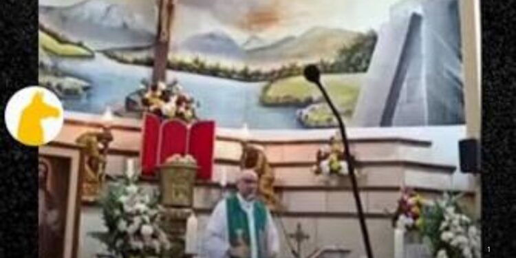 Sacerdote muere al caerle una cruz durante una misa en Ecuador