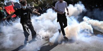 Policía francesa dice protestas estudiantiles derivaron en violencia