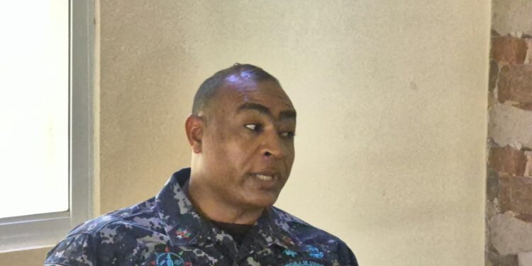 Policía en Barahona pide entregarse a requeridos con armas